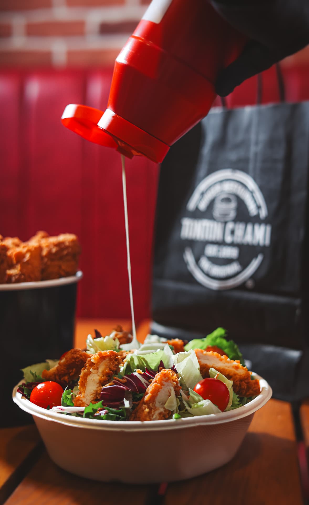 Salade Tonton Chami au poulet croustillant avec sauce versée