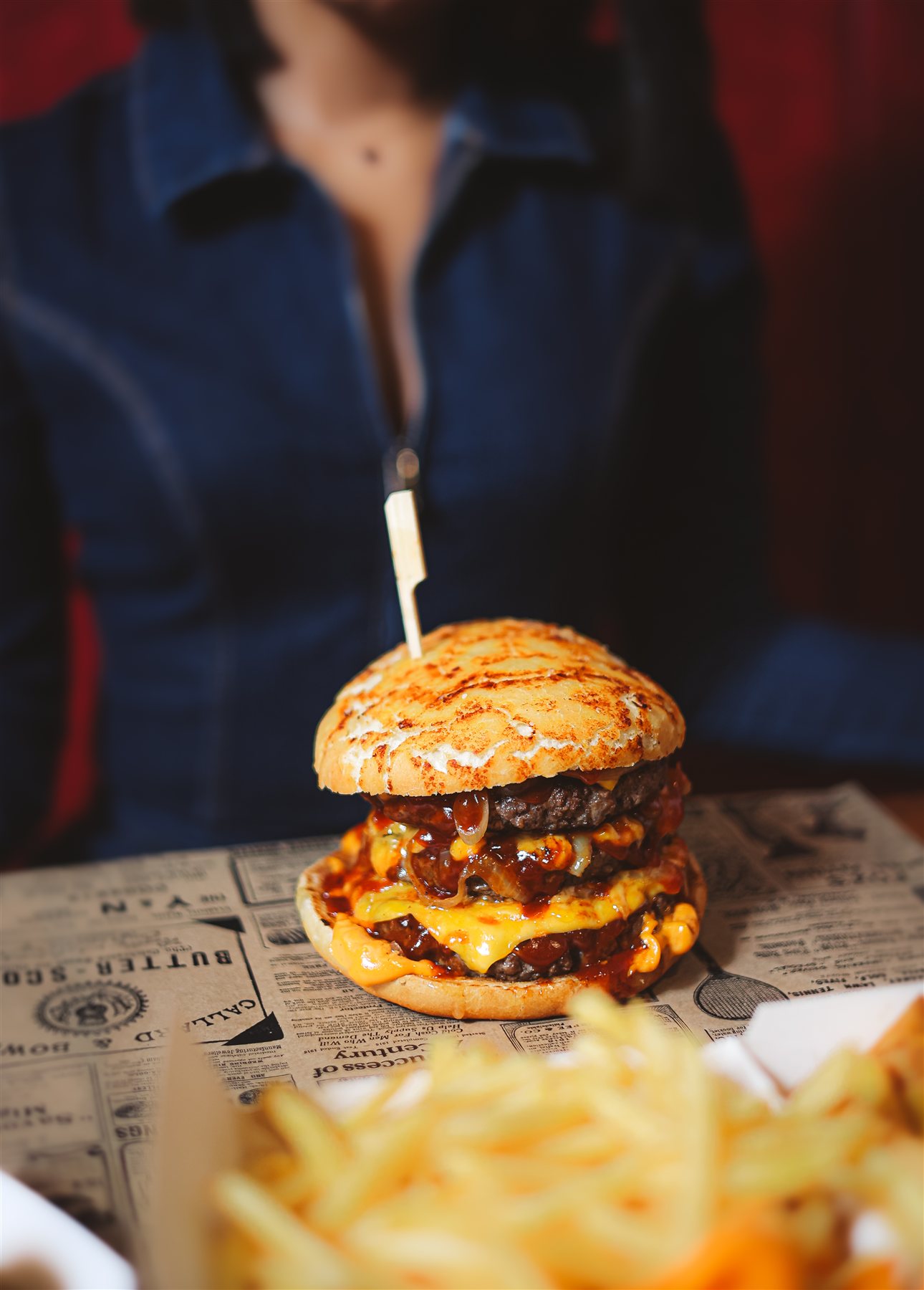 Burger Tonton Chami généreux posé sur la table avec ses frites