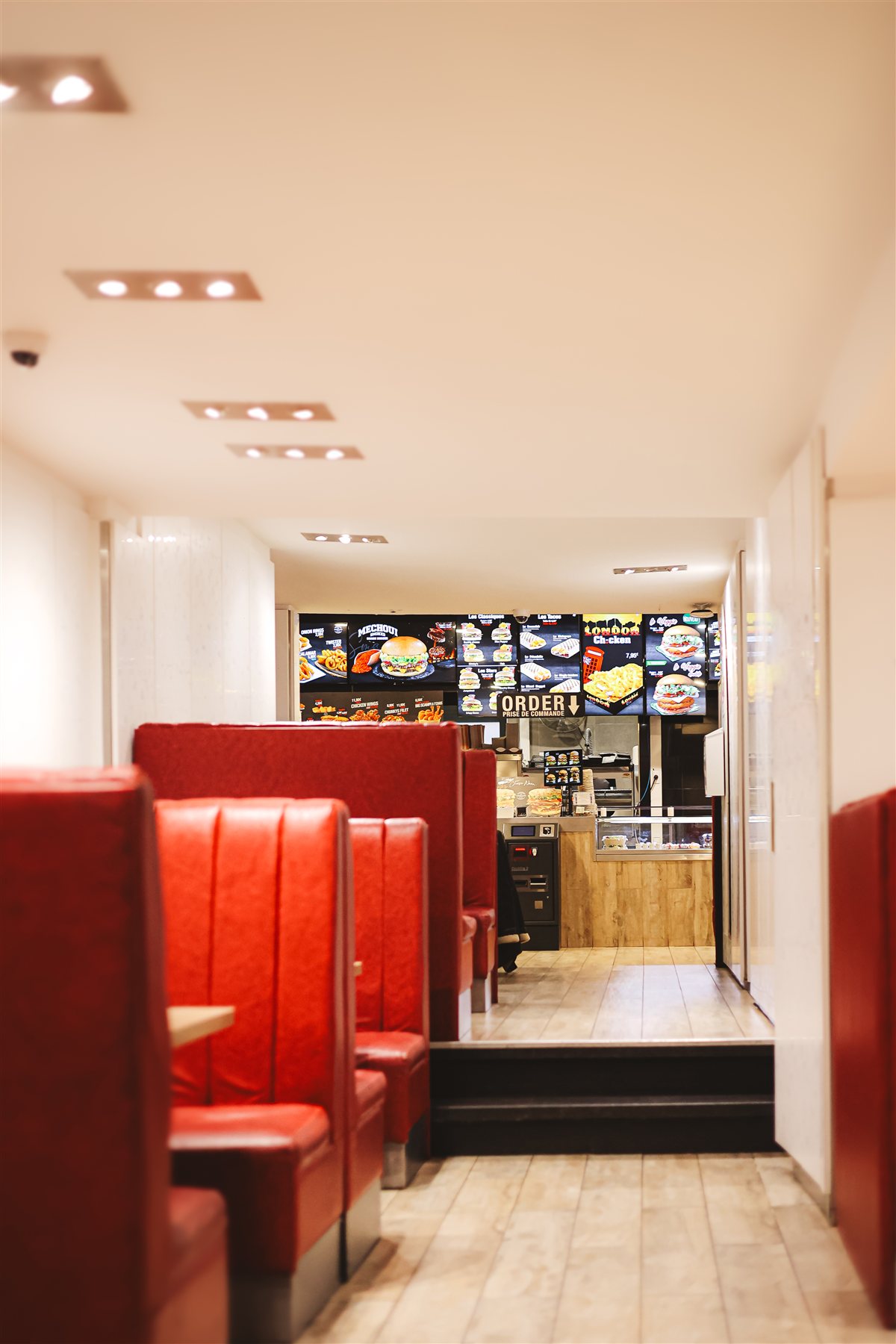 Salle d'un restaurant Tonton Chami avec ses banquettes rouges