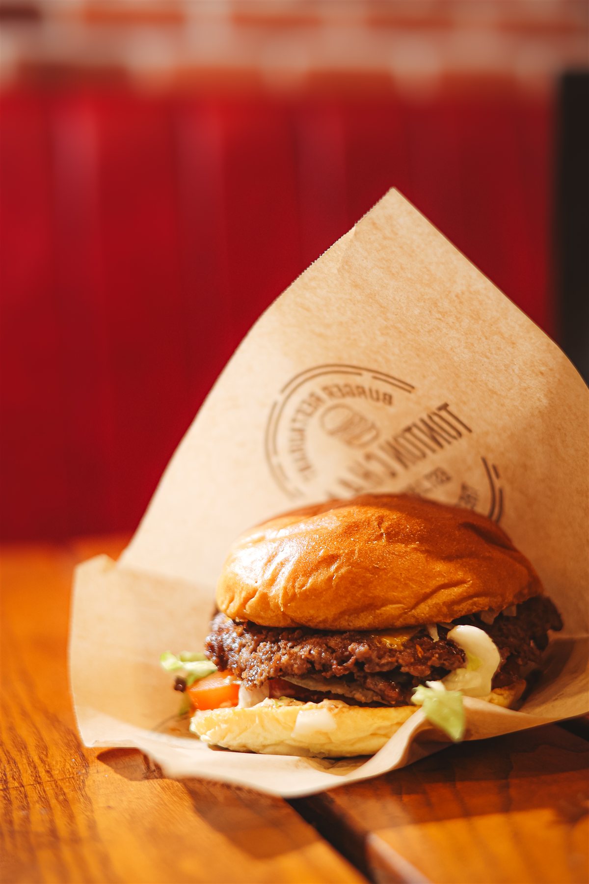 Smash burger Tonton Chami dans son papier kraft