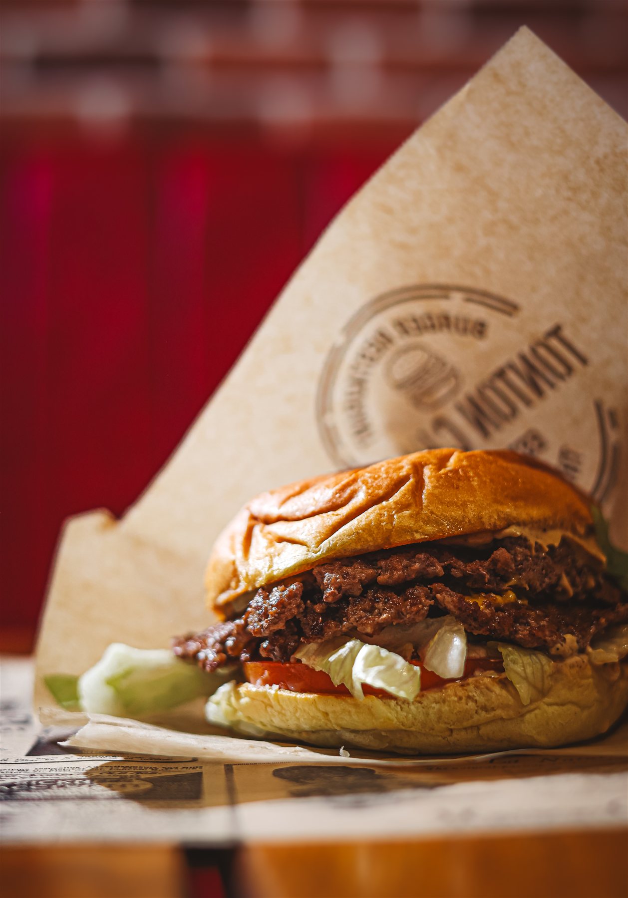 Smash burger Tonton Chami servi dans son papier