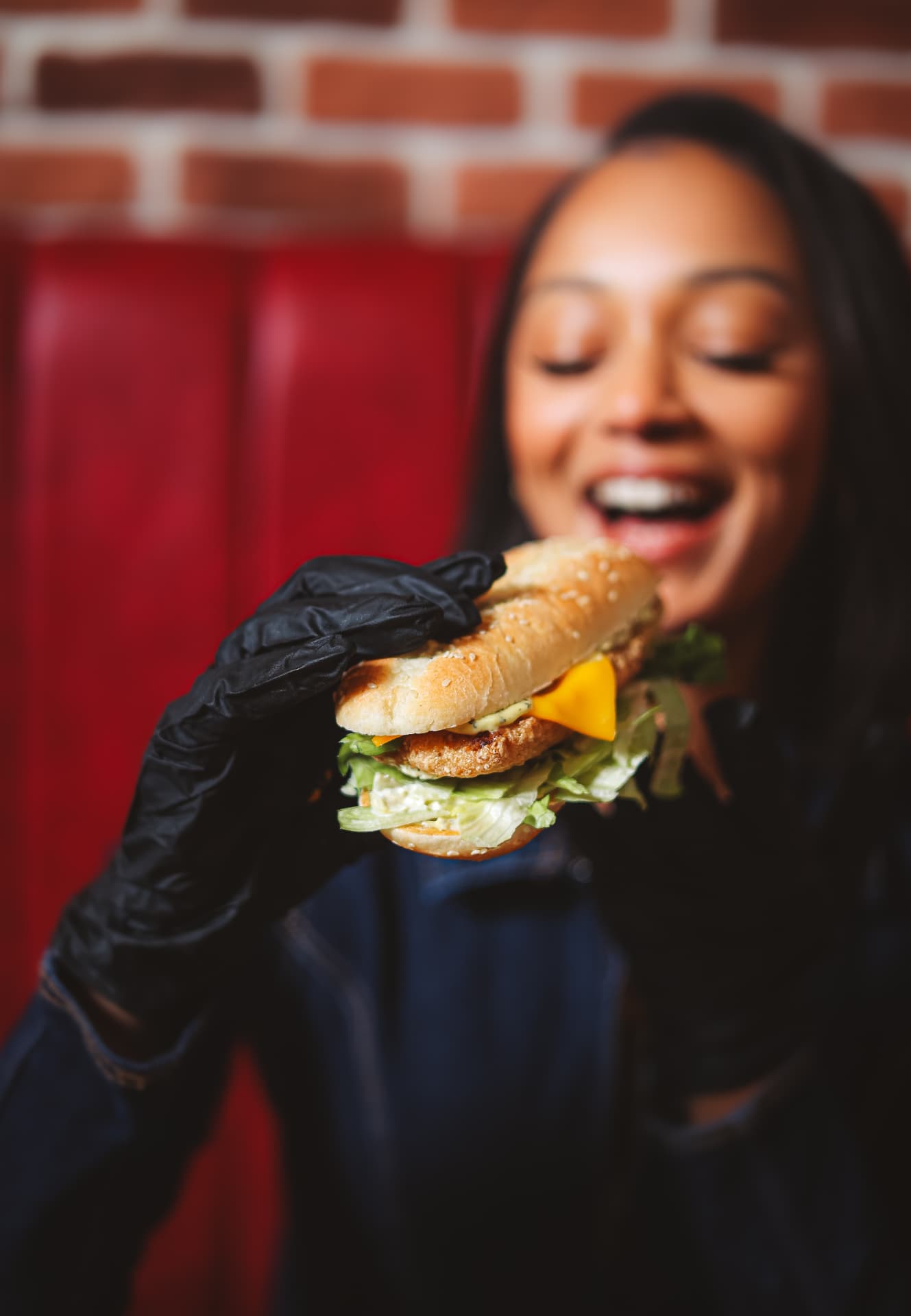 Cliente dégustant un chicken burger Tonton Chami