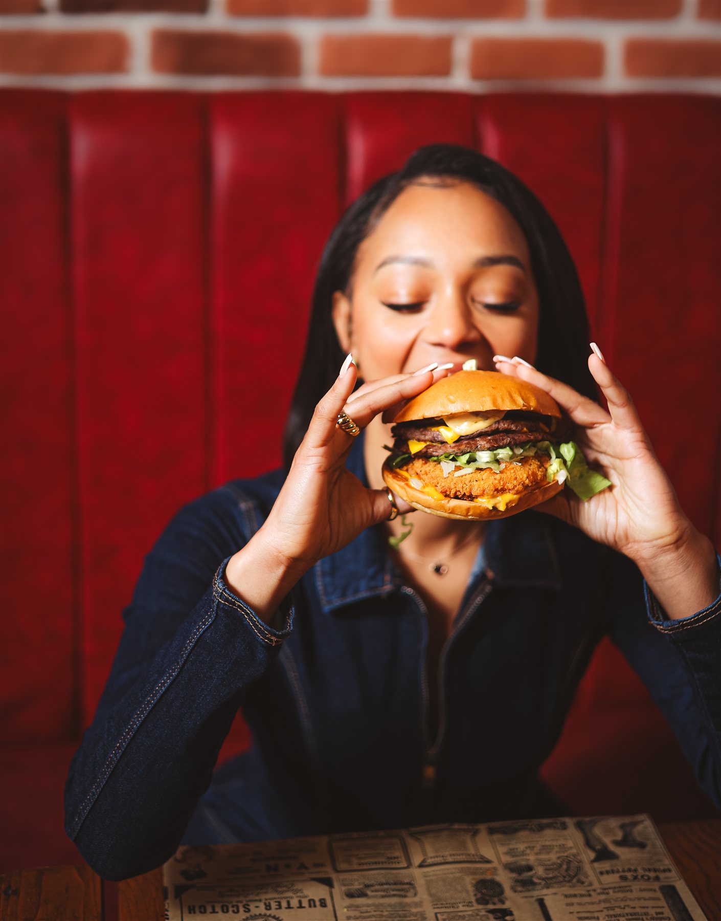 Cliente croquant dans un burger Tonton Chami