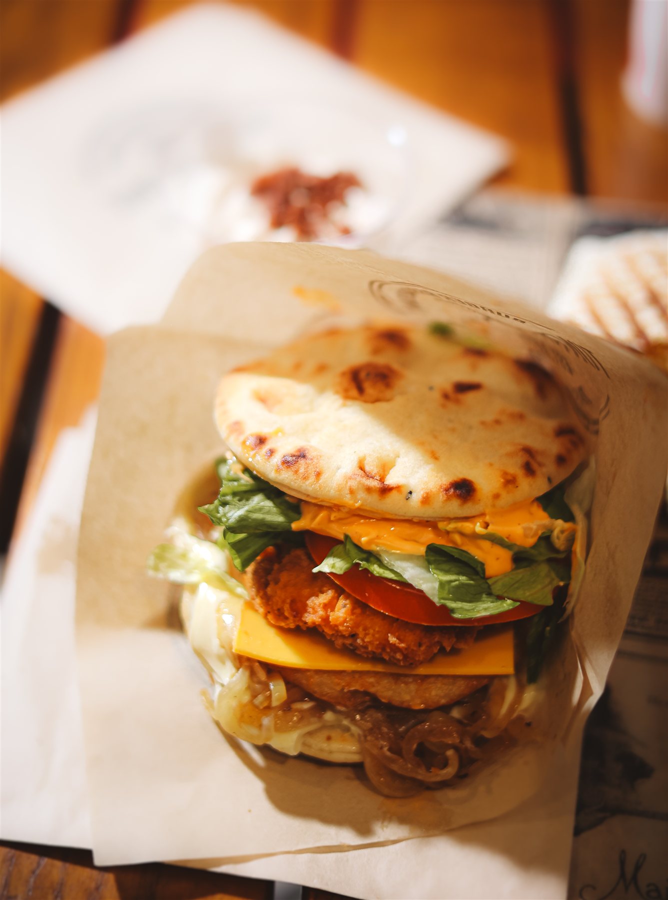 Cheese naan burger Tonton Chami au poulet croustillant