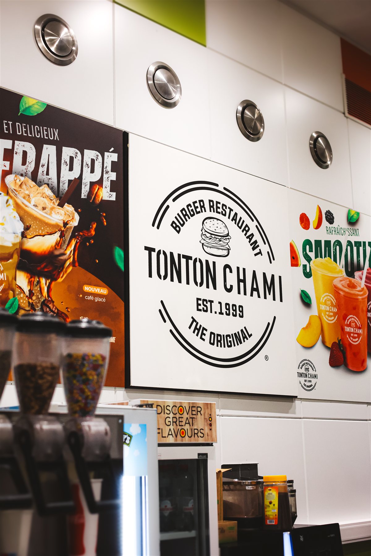 Logo Tonton Chami sur le mur d'un restaurant
