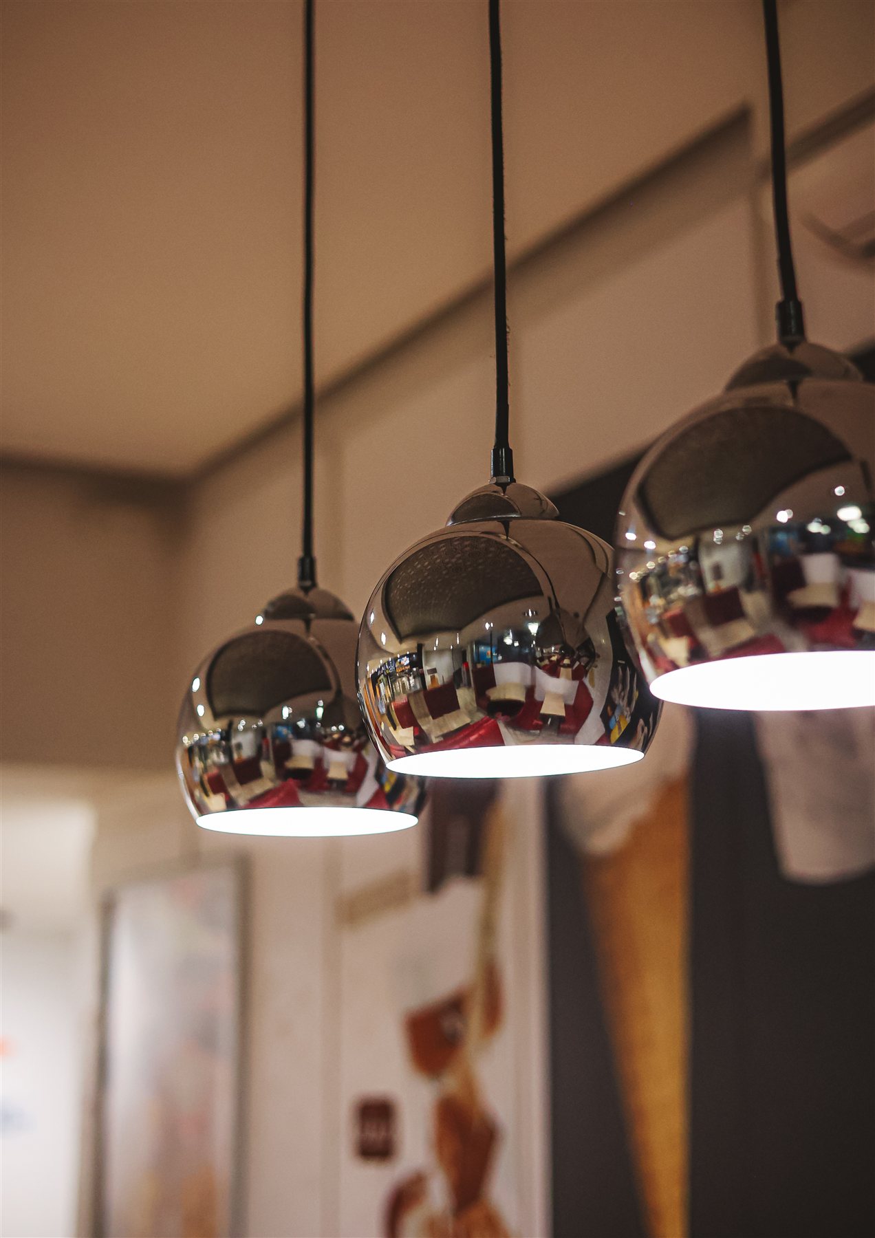 Suspensions métalliques dans la salle d'un restaurant Tonton Chami